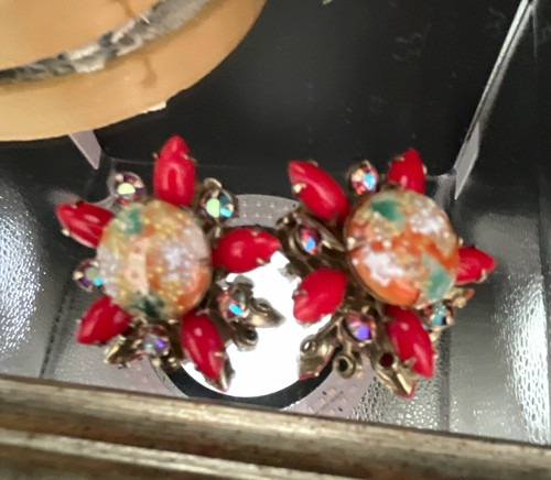 Red flower cluster stud - red,